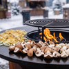 Grill mit angebratenen Pilzen und Zwiebeln